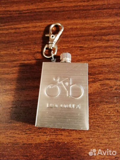 Компактная бензиновая зажигалка