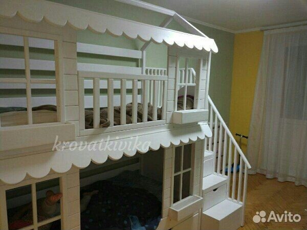 Двухъярусная кровать домик с лестницей комодом