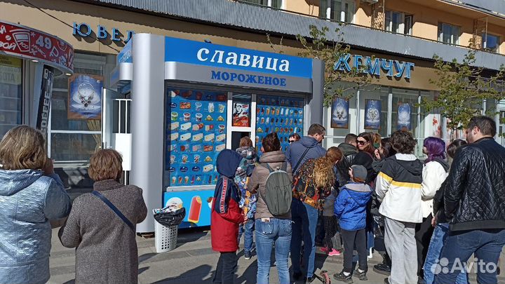 Продавец в киоск мороженое