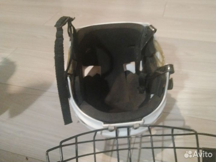 Хоккейный шлем