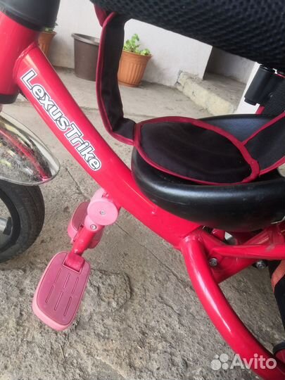 Трехколесный велосипед с ручкой Lexus Trike