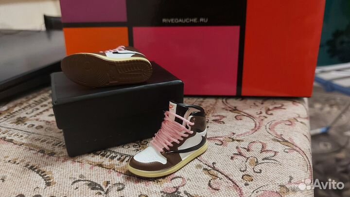 Новые кроссовки для кена