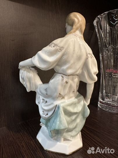 Статуэтка фарфор девушка