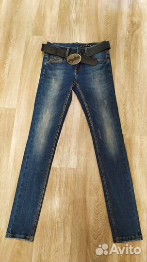 Джинсы новые узкие р.25