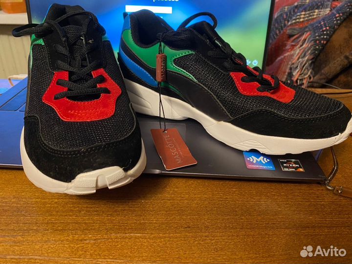 Стильные кроссовки женские