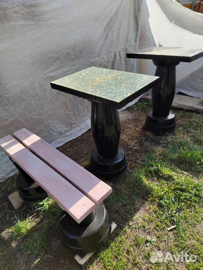 Стол и лавочка на кладбище