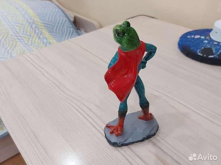 Статуэтка: Лягушка - супермен, супергерой
