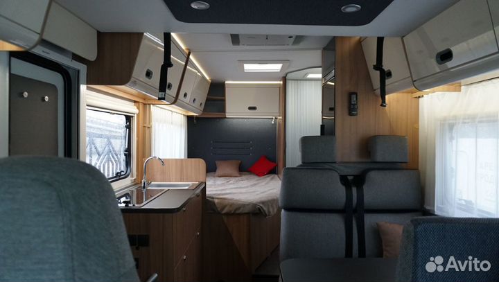 Полуинтегрированный Sun Living S70DF, 2020