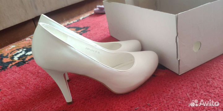 Туфли женские 37 размер белые