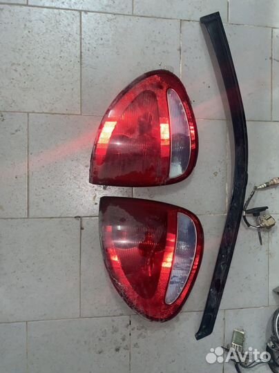 Задние фонари Dodge Caravan 2001-2003