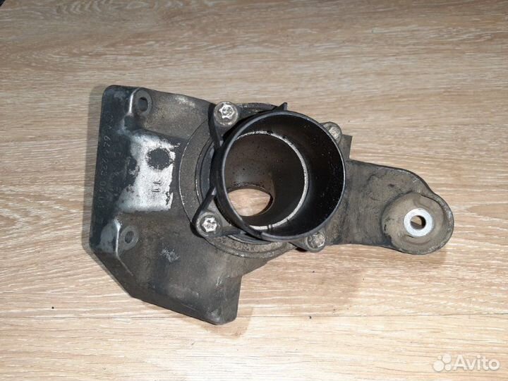 Опора двигателя левая Mercedes-Benz C-Class W204