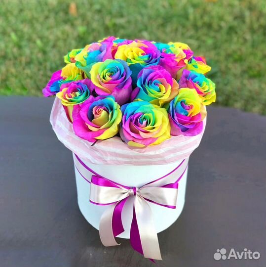 Коробочка с радужными розами. Цветы. Букет