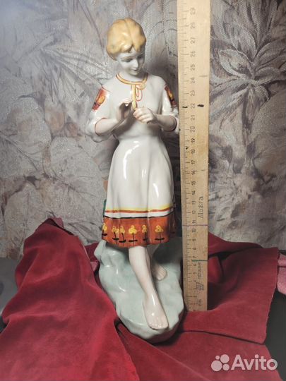 Фарфоровая статуэтка СССР девушка с ромашкой