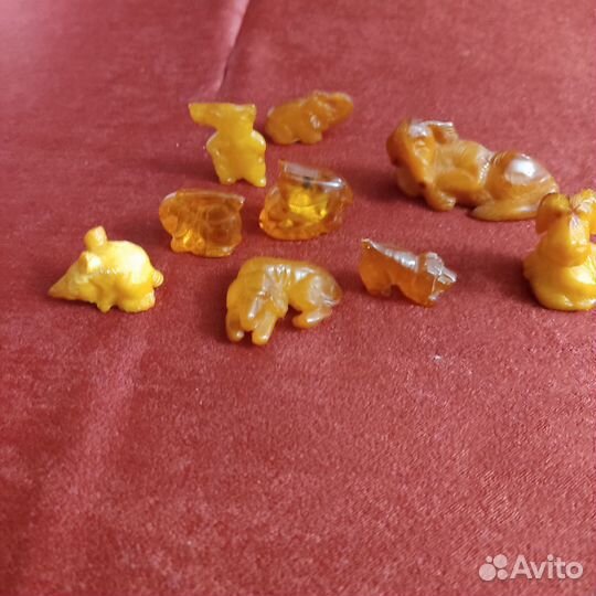 Фигурки из янтаря