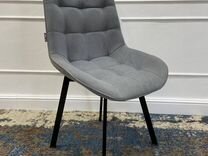 Серый стул на прямоугольных ножках