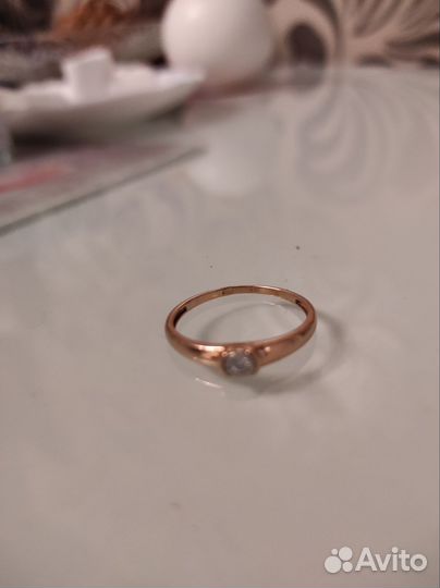 Золотое кольцо с бриллиантом