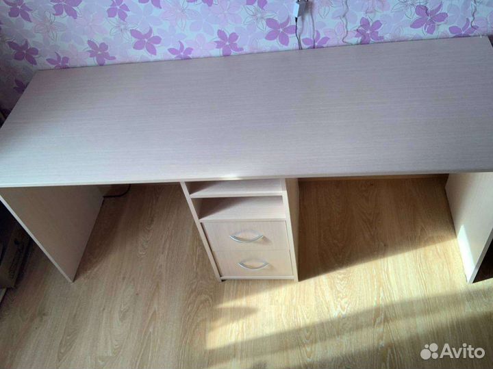 Письменный стол с ящиками