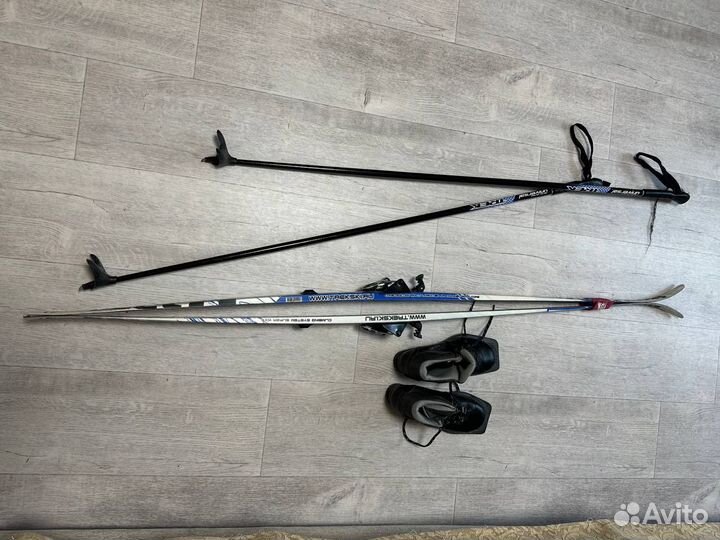 Лыжи с палками и ботинками