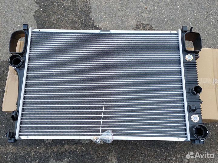 Радиатор охлаждения двигателя Мерседес 216 221