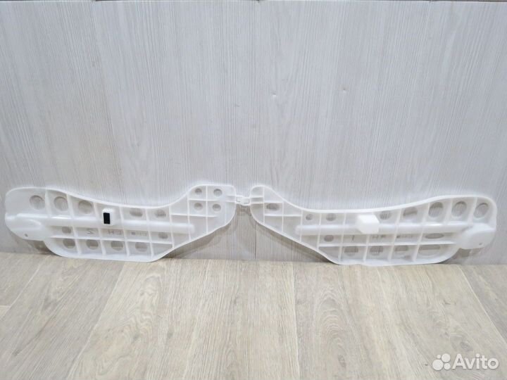 Кронштейн ковролина Toyota Camry 70