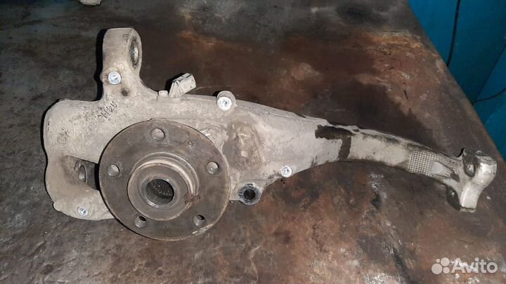 Кулак поворотный левый Audi A8 qu 4.2 2012г