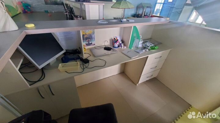 Стойка администратора, барная стойка