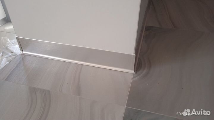 Установка, монтаж плинтуса