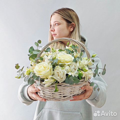 Цветы в корзине розы