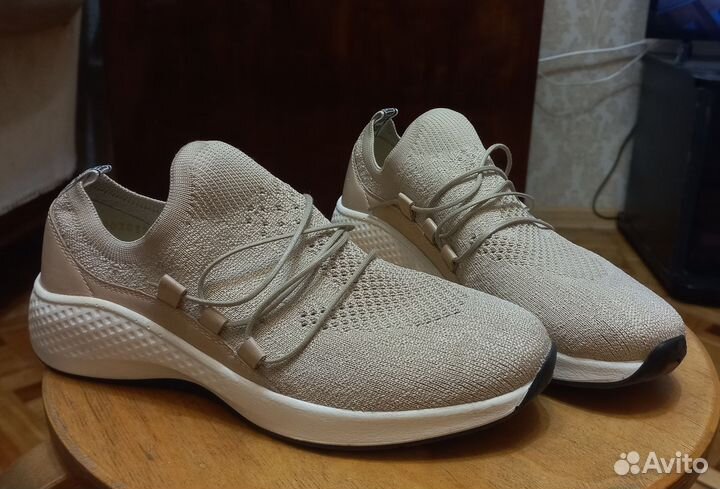 Кроссовки женские