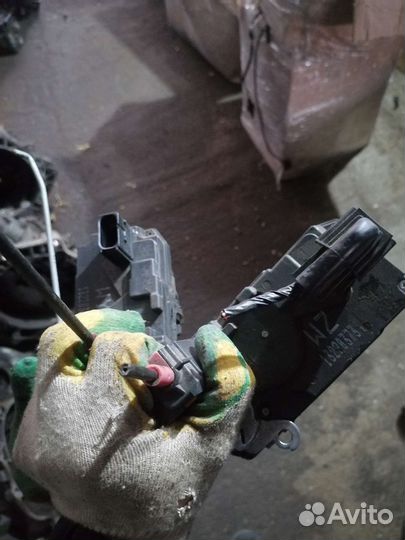 Замок двери задней Opel astra h Opel zafira b