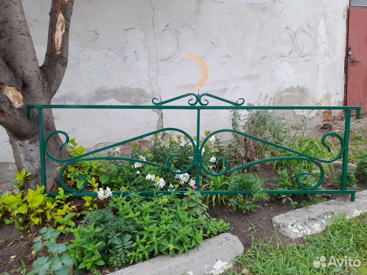 Оградки, на кладбище