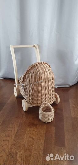 Коляска игрушечная плетёная