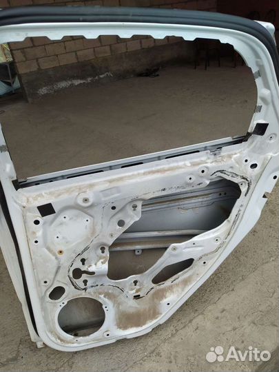 Дверь белая