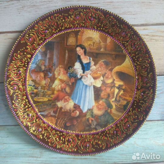 Настенная тарелка