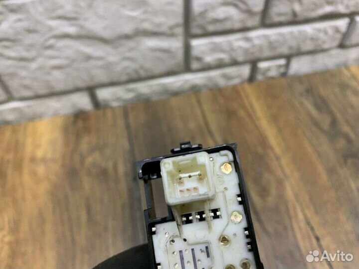 Toyota Land Cruiser 200 Кнопка стеклоподъемника