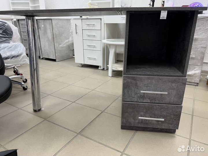 Маникюрный стол