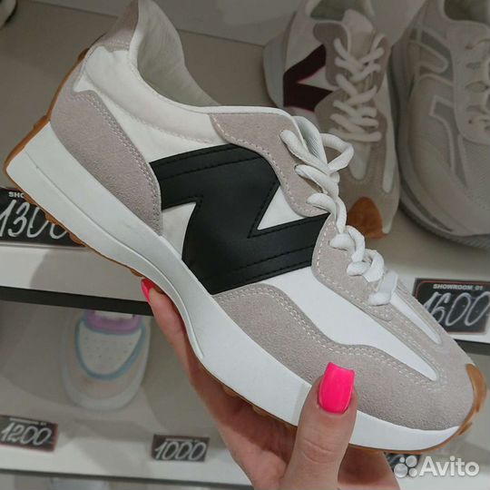 Кроссовки женские