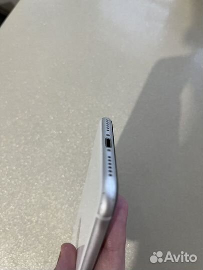 iPhone SE, 64 ГБ
