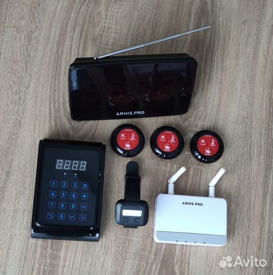 Кнопка вызова персонала, официанта, мастера и часы