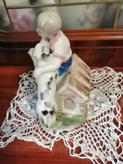Фарфоровая статуэтка
