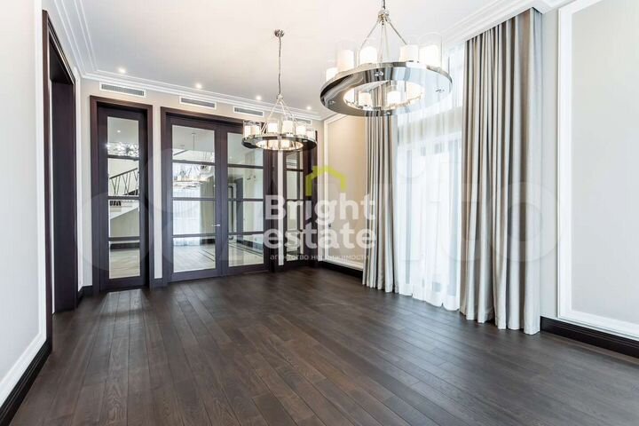 Дом 1017 м² на участке 31,6 сот.