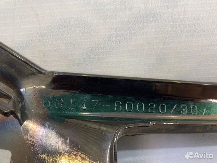 Накладка на решетку радиатора правая Toyota Land