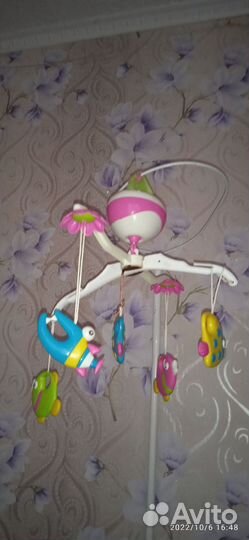 Мобиль с музыкой крутится