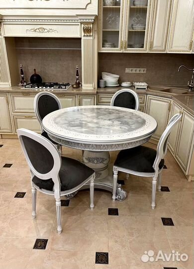 Большой обеденный стол