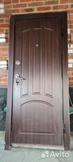 Дверь входная металлическая б/у