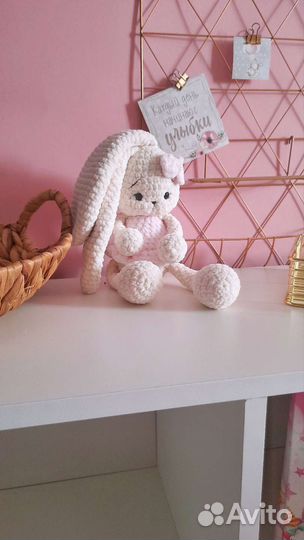 Вязаный зайка ручной работы