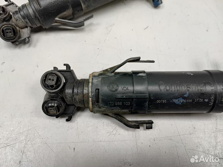 Форсунка омывателя фар левая правая VW touran cadd