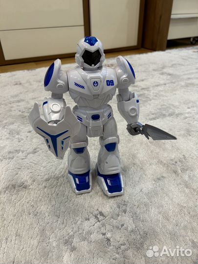 Робот, радиоуправляемый со звуком и светом