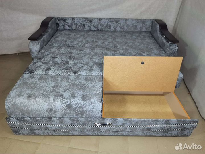 Диван на металлокаркасе