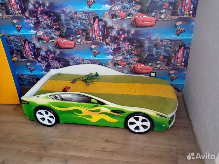Детская кровать машинка с матрасом бу